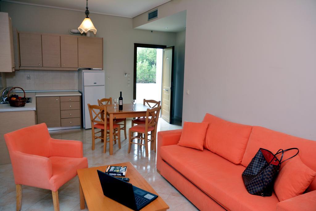 Evia Hotel & Suites Marmari  エクステリア 写真